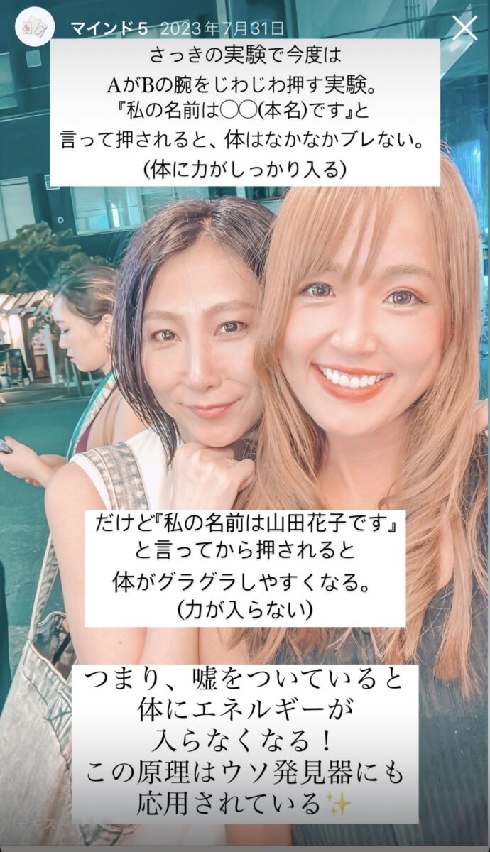 男性が力を入れて腕を振りほどいている様子